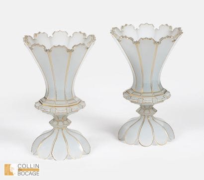 Paire de vases pansus à facettes en opaline...