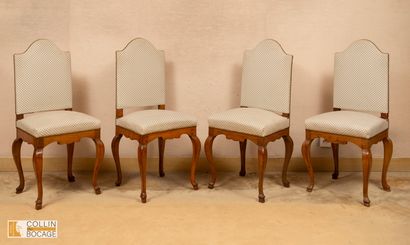 Suite de huit chaises à dossier plat en bois...