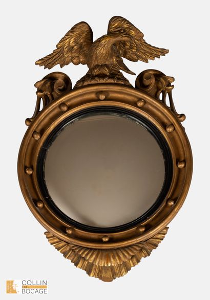 Miroir sorcière en bois et stuc doré surmonté...
