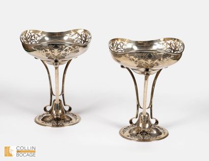 Paire de coupes en argent à décor ajouré...
