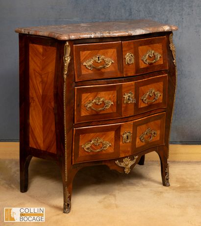 Petite commode galbée en placage de bois...