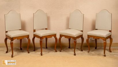 Suite de huit chaises à dossier plat en bois...