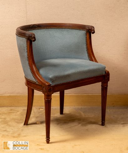 Fauteuil de bureau en acajou mouluré et sculpté,...