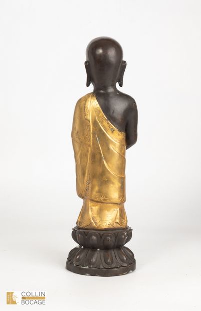 Bouddha Shakyamuni représenté debout sur...