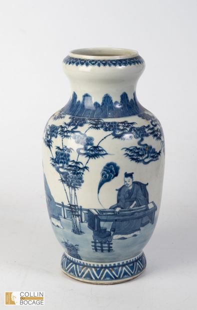 CHINE MODERNE. Vase rouleau à col bulbeux...