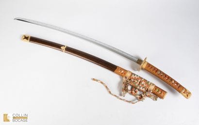 JAPON. Katana moderne au saya en laque nashiji....