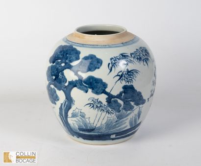 CHINE MODERNE. Pot autrefois couvert orné...