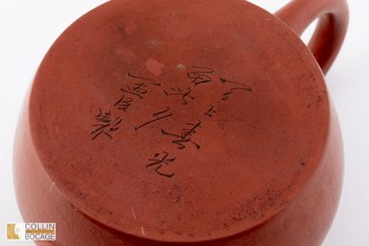 CHINE, XXème siècle. Theière en zisha comportant...