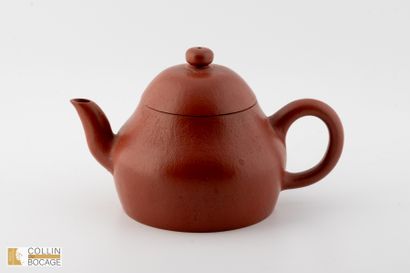 CHINE, XXème siècle. Theière en zisha comportant...