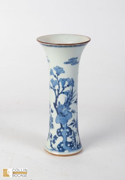 CHINE MODERNE. Vase de forme Gu à décor de...