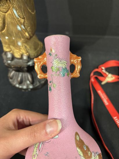 CHINE, XIXème siècle. Vase soliflore à décor...
