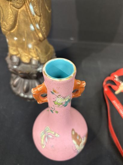 CHINE, XIXème siècle. Vase soliflore à décor...