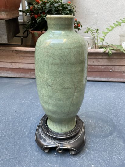 CHINA, Ming dynasty (1368-1644)
Oblong vase...