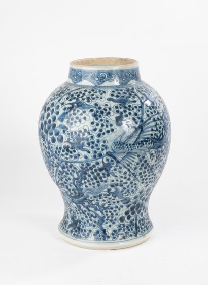CHINE, XIXème siècle. Paire de potiches décorée...