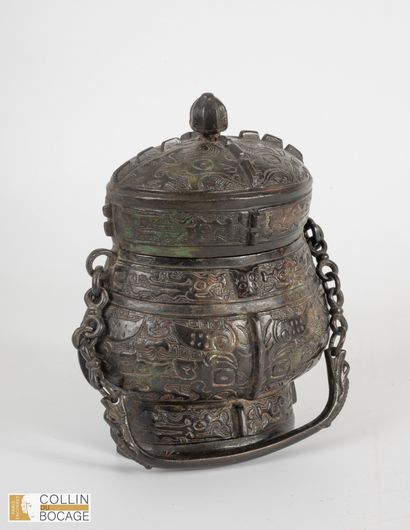 CHINA Qing dynasty ( 1368-1644) Covered vase...
