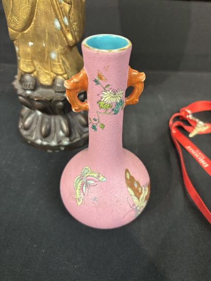 CHINE, XIXème siècle. Vase soliflore à décor...