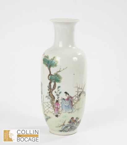 CHINE, XXème siècle. Vase à décor de lettrés...