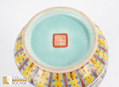CHINE, XXème siècle. Vase à décor de lettrés...