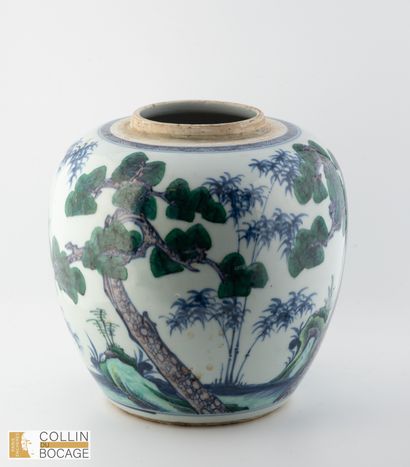 CHINE, XXème siècle . Pot à décor des trois...