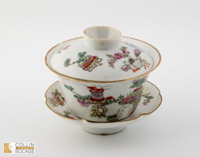 CHINE, XIXème siècle. Bol à thé avec son...