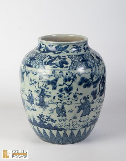 CHINE MODERNE. Grand vase à décor de lettrés...