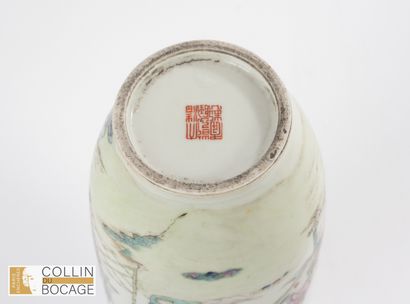 CHINE, XXème siècle. Vase à décor de lettrés...