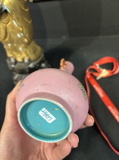 CHINE, XIXème siècle. Vase soliflore à décor...