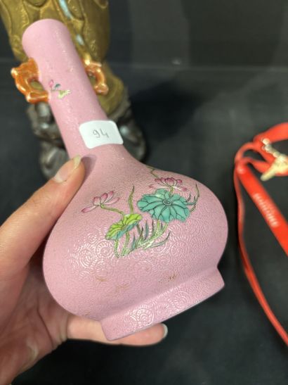 CHINE, XIXème siècle. Vase soliflore à décor...
