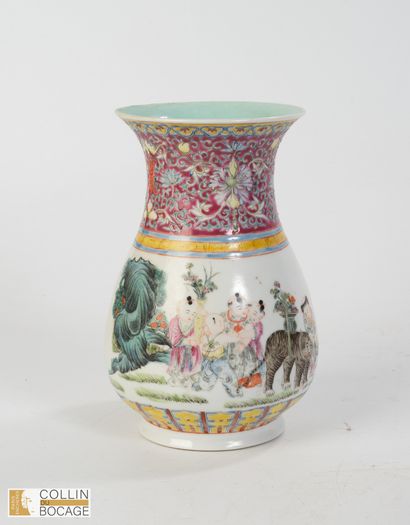 CHINE, XXème siècle. Vase à décor d’enfants...