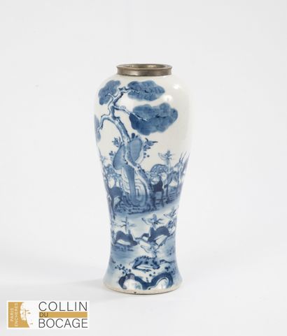 CHINE, XIXème siècle. Vase meiping à décor...