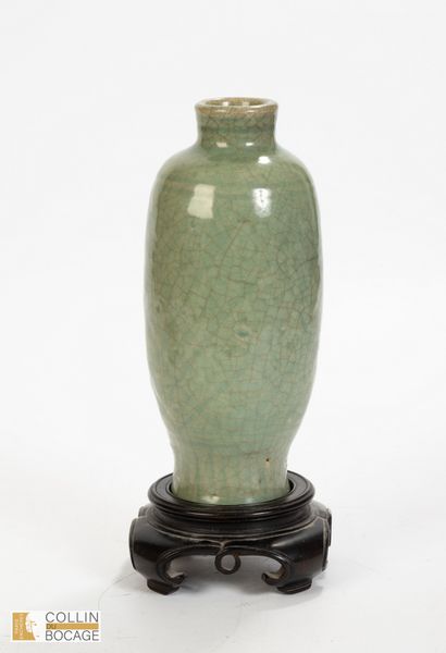 CHINA, Ming dynasty (1368-1644)
Oblong vase...