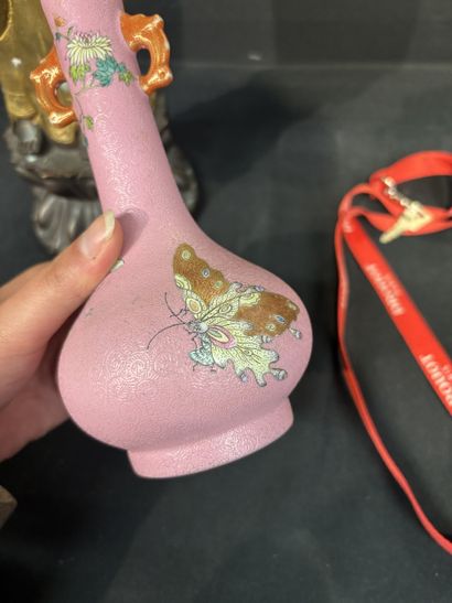CHINE, XIXème siècle. Vase soliflore à décor...