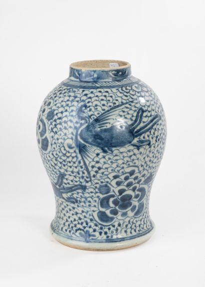 CHINE, XIXème siècle. Potiche décorée de...