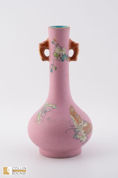 CHINE, XIXème siècle. Vase soliflore à décor...