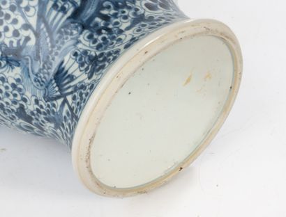 CHINE, XIXème siècle. Paire de potiches décorée...