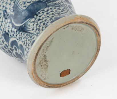 CHINE, XIXème siècle. Potiche décorée de...