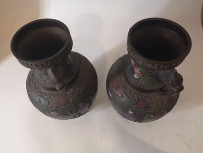 JAPON, XXème siècle. 
Paire de vases à décor...