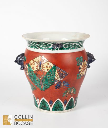 JAPAN
Vase decorated with butterflies on...