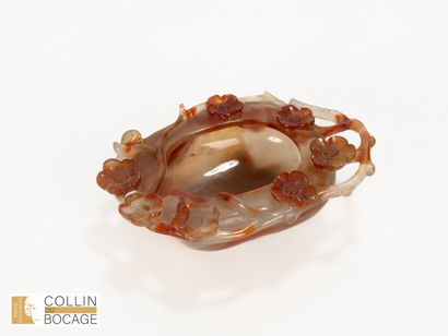 Rince pinceaux chinois en agate entouré de...