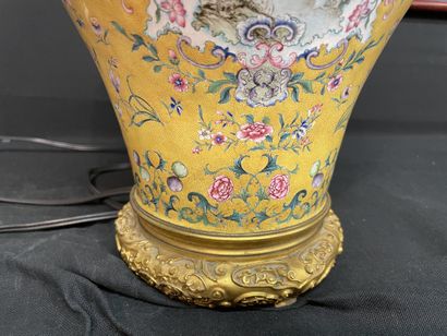 China, late 19th/early 20th century.

Baluster...