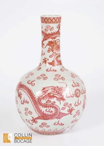 CHINE, XXème siècle.
Vase Tianqiuping à décor...