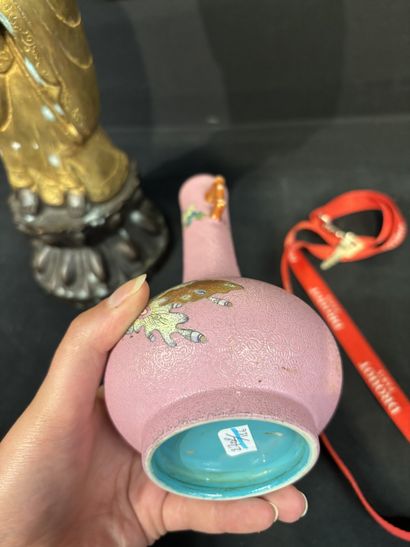 CHINE, XIXème siècle. Vase soliflore à décor...