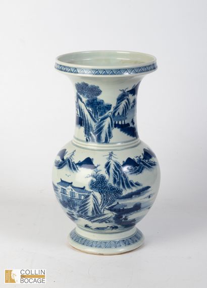 CHINE MODERNE. Vase balustre à décor de paysages....