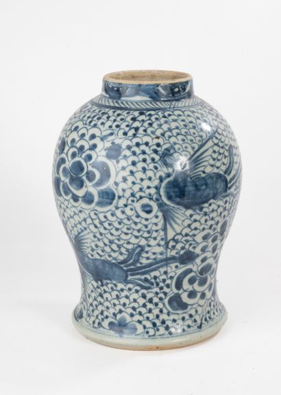 CHINE, XIXème siècle. Potiche décorée de...