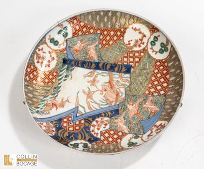 JAPON, XXeme siècle, Imari
Plat creux circulaire...