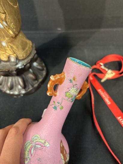 CHINE, XIXème siècle. Vase soliflore à décor...