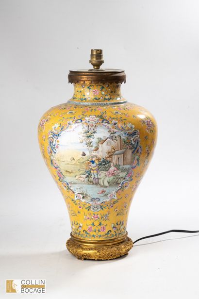 China, late 19th/early 20th century.

Baluster...