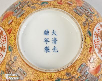 CHINE, XXème siècle. Grand bol à décor de...