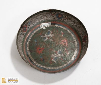 CHINE, XIXème siècle. Coupe à décor de grues...