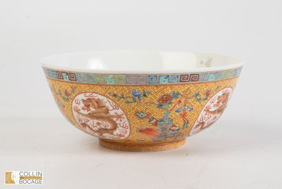 CHINE, XXème siècle. Grand bol à décor de...